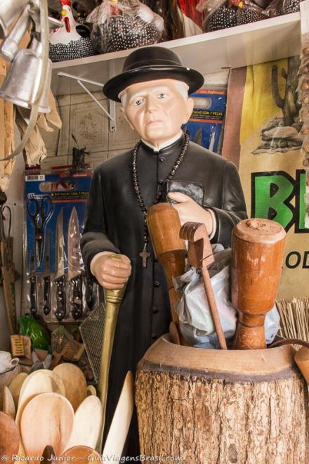 Imagem da imagem de santo Padre Cicero e pilão de madeira.